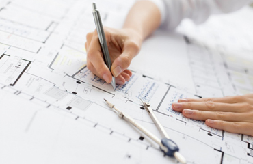 Un technicien se déplace directement sur le lieu des travaux afin de visualiser l'environnement et de prendre les dimensions pour établir un devis précis et détaillé.